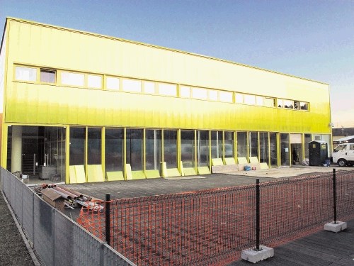 Čeprav so na  Mestni občini  Novo mesto  trdili drugače,  bo 315.000  evrov težko   prenovo rumene  stavbe, v katero  se seli...