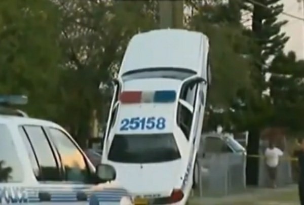 Policijski avto zaradi trka končal naslonjen ob drog cestne razsvetljave.