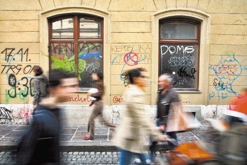 Na ljubljanski mestni občini želijo z legalizacijo grafitiranja na  točno določenih krajih zmanjšati število grafitov po...