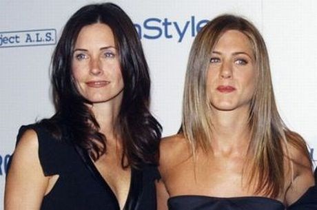 Jennifer Aniston (desno) in njena najboljša prijateljica Courtney Cox.