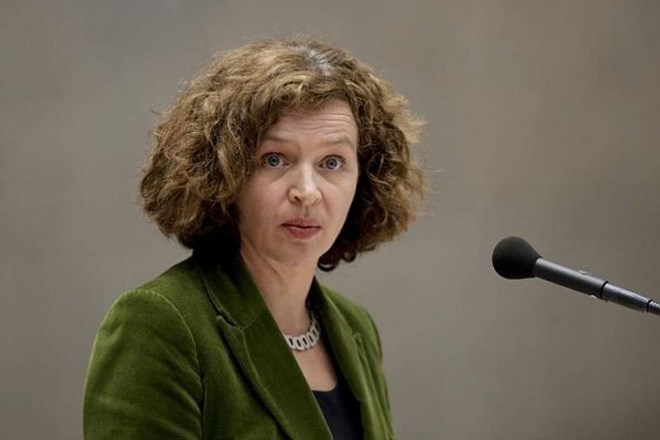Nizozemska ministrica za zdravje Edith Schippers se je danes med parlamentarno razpravo o zdravstveni reformi znašla v...