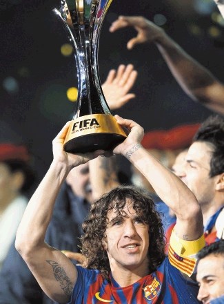 Lionel Messi (levo) se je veselil dveh zadetkov v finalu proti Santosu in prejel nagrado za najboljšega nogometaša turnirja...