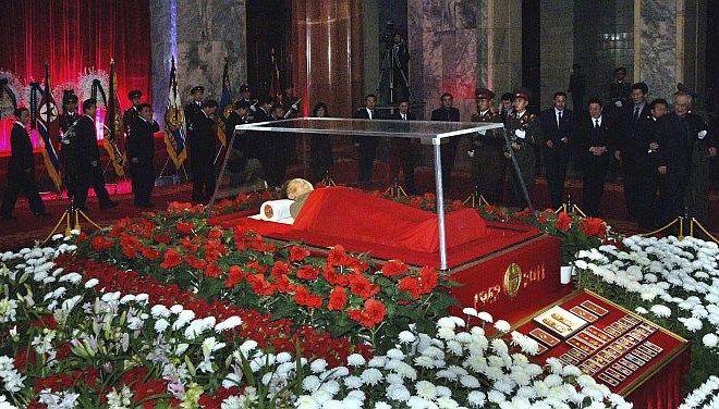 Kim Jong Il trenutno leži v mavzoleju v Pjongjangu.