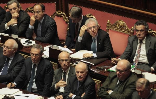 Monti (drugi z desne v drugi vrsti), nekdanji evropski komisar, ki je novembra prevzel premierski stolček od Silvia...