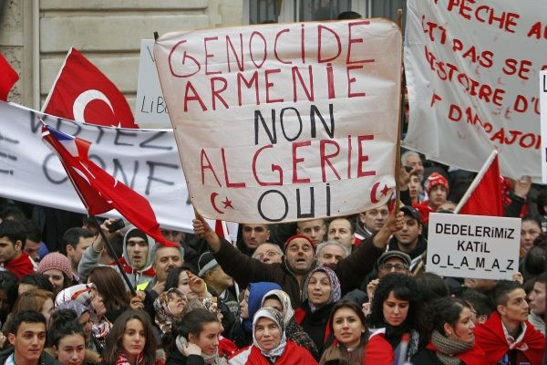 Protesti francoske turške skupnosti ob sprejetju zakona o prepovedi zanikanja turškega genoscida nad Armenci.