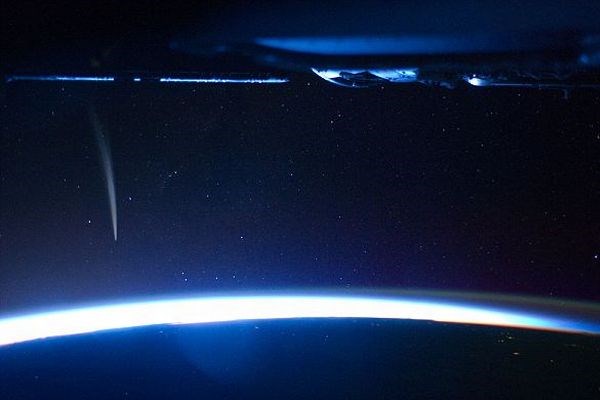 Fotografija kometa Lovejoy z Mednarodne vesoljske postaje.