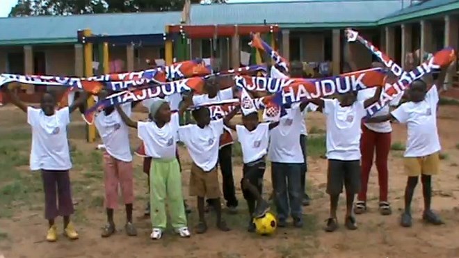 Tanzanijski otroci prepevajo Hajdukovo navijaško pesem.