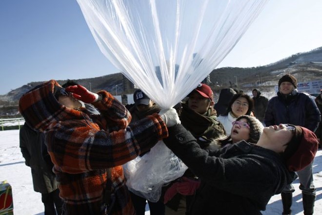 Baloni z zimskimi nogavicami za Severne Korejce