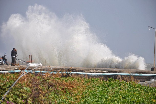 Pred obletnico cunamija so ob tajsko obalo udarili visoki valovi.