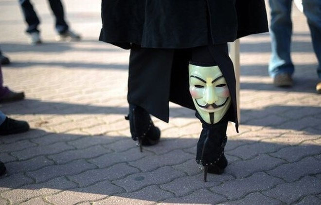 Anonimni naj bi ukradli več kot milijon dolarjev in jih dali v humanitarne namene
