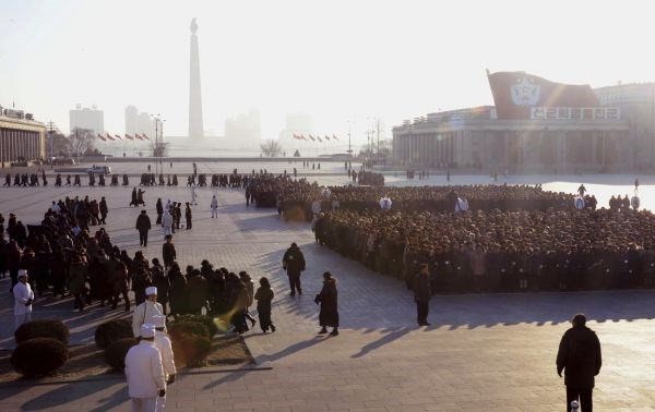 Žalujoči na Trgu Kim Il Sunga.