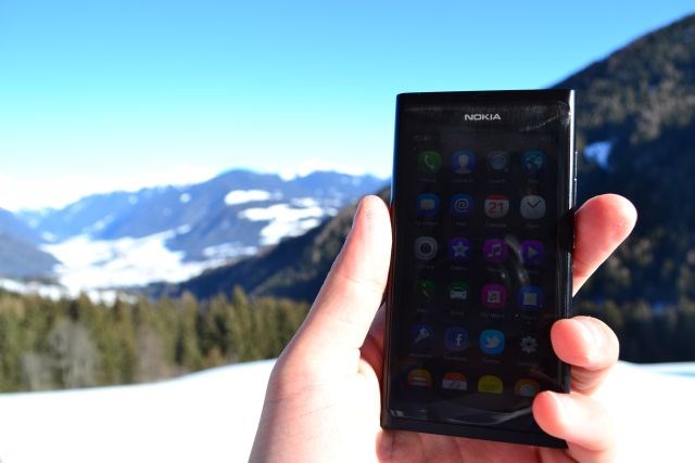 Nokia N9 je prvi mobilnik, na katerem deluje operacijski sistem MeeGo. Ta pa je odličen.