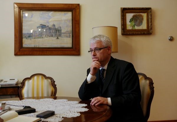 Hrvaški predsednik Ivo Josipović je od ustavnega sodišča zahteval oceno ustavnosti zakona o ničnosti pravnih aktov Srbije in...