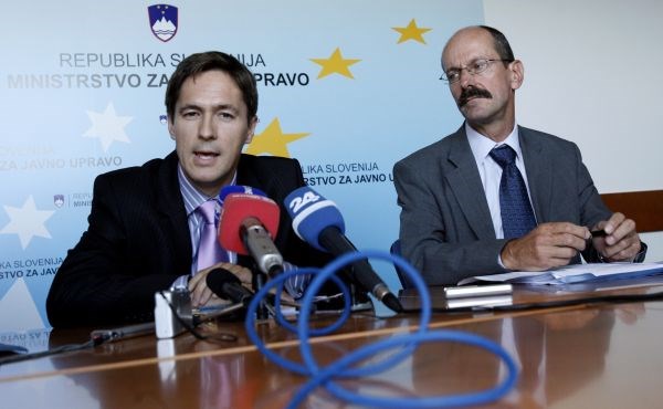 Generalni direktor Gursa Aleš Seliškar (na fotografiji desno) pravi, da je pošiljanje še "v zraku", saj še nimajo...