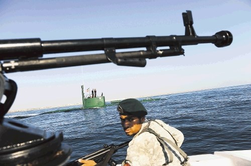 Iranska mornarica je med vojaškimi vajami v Omanskem zalivu dokazovala, da  lahko blokira naftno žilo skozi Hormuško ožino.