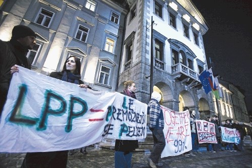 Gibanje 15o je konec novembra pred ljubljansko mestno hišo pripravilo protest  proti povišanju cen vozovnic Ljubljanskega...
