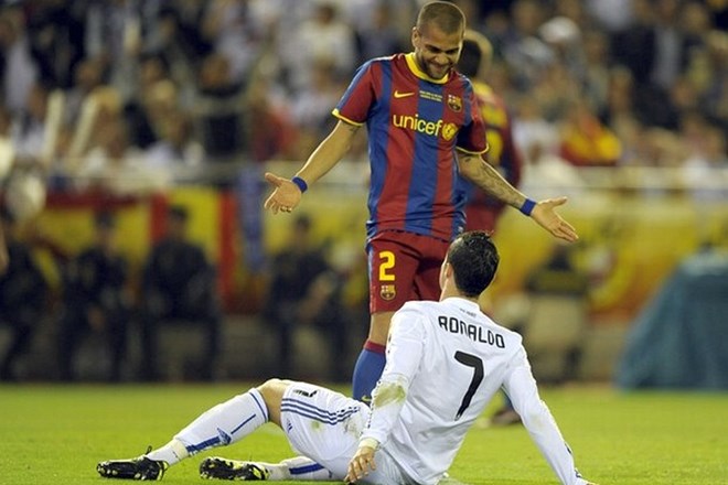 Dani Alves se ne boji Reala, prepričan je, da bo Barcelona obranila naslov španskega prvaka.