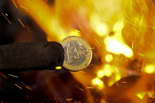 Bo evro zgorel v ognju nesoglasij ali se bo zaupanje vanj v letu 2012 povrnilo?