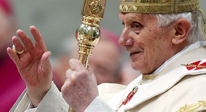 Papež v novoletni poslanici upanje za prihodnost položil na mlade