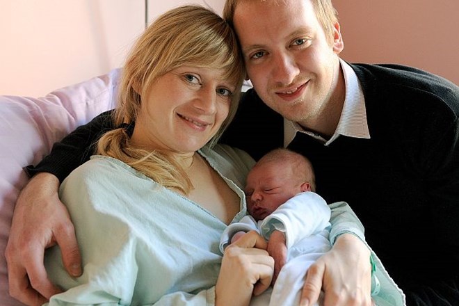Prvi novorojenček v letu 2012 Mark Trdan Lušin z mamo in očetom.