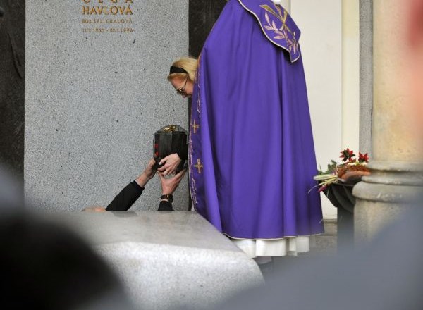 Po ceremoniji, ki jo je vodil katoliški duhovnik, je Dagmar Havlova poljubila žaro, nato pa so jo položili v grobnico.