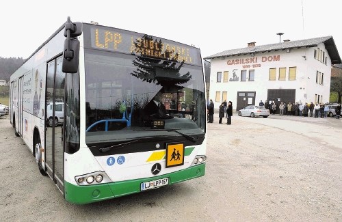 Nova  avtobusna  linija 15, ki  vozi od  Stanežič do  Zgornjih  Pirnič, je s  tristotimi  potniki v prvih  dveh dneh...