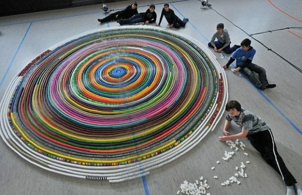 Potrpežljivi nemški najstniki 40 ur gradili spiralo iz 30 tisoč domin