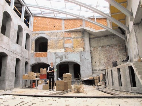 Obnova starega dela  novomeške knjižnice Mirana Jarca stoji že leta. Bibliotekarka Andreja Moškon je  povedala, da bi ta...