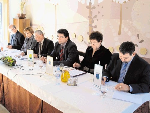 Posavski župani, ko gre za skupne interese, večkrat na leto sedejo za skupno mizo. Na sliki z leve: Franjo Debelak  (Bistrica...
