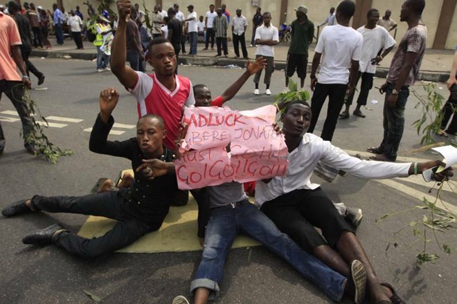 Splošna stavka in nasilje v Nigeriji zaradi višjih cen goriva