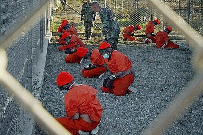 Fotografija, ki je pred desetimi leti obkrožila svet. Oranžni pajaci, klečanje. Ujetniki naj bi desetletnico odprtja...