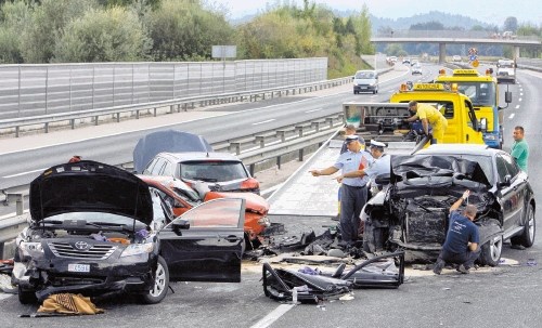Neprimerna varnostna razdalja, največkrat v kombinaciji z neprilagojeno hitrostjo, je krivec za hude prometne nesreče.