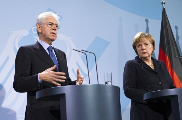 Italijanski premier Mario Monti in nemška kanclerka Angela Merkel