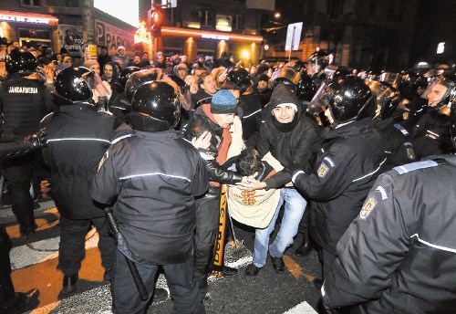 Protestniki v Bukarešti so najprej demonstrirali mirno, potem pa so na enem mestu prebili policijsko barikado in prišlo je do...