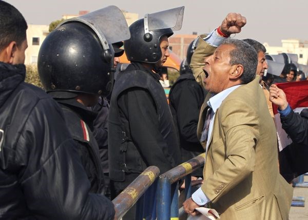 Proti-Mubarakovi protestniki pred sodiščem.