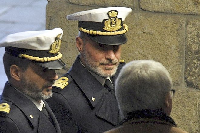 Uslužbenec obalne straže v pristanišču Livorno Gregor De Falco je postal pravi junak.