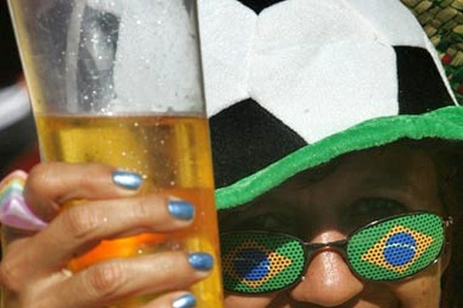 Fifa od Brazilije zahteva, da med svetovnim prvenstvom leta 2014 dovoli prodajo alkoholnih pijač na stadionih.
