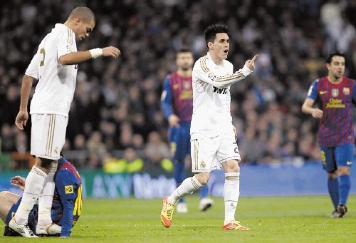Fotografski objektivi so ujeli, kako je Pepe (levo) stopil na roko nogometašu Barcelone Lionelu Messiju.