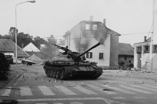 Tanki JLA so med osamosvojitveno vojno junija in julija 1991 razdejali Gornjo Radgono in okolico, zaradi česar  sodijo...