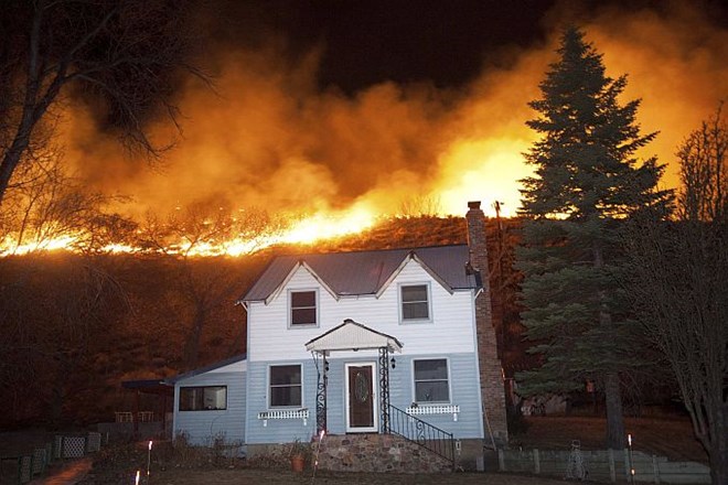 Požar v Nevadi uničil 20 hiš, domove je zapustilo 10.000 ljudi