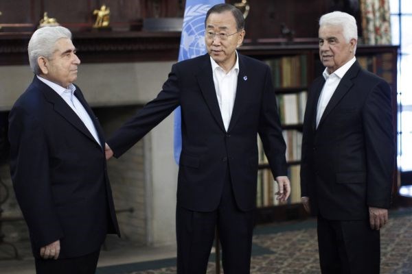 Ciprski predsednik Demetris Hristofias (levo), Ban Ki Moon (v sredini) in vodja ciprskih Turkov Dervis Eroglu (desno).