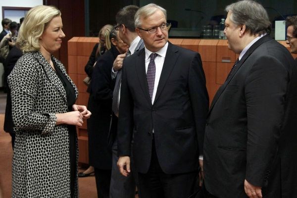 Evropski  komisar za  gospodarske in  denarne zadeve  Olli Rehn (v  sredini) si želi,  da bi kljub  morebitni  krepitvi...