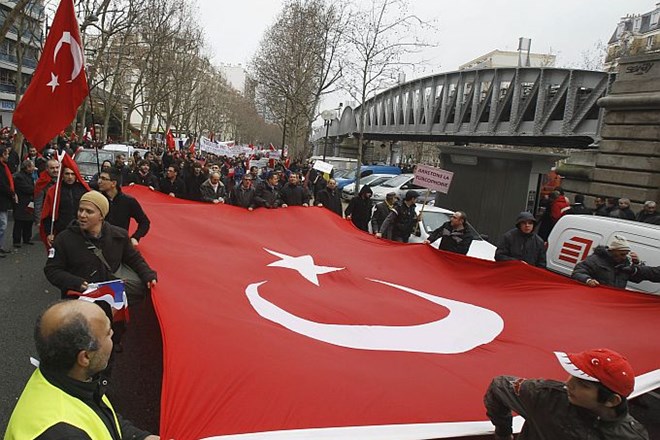 Turki so svoje nezadovoljstvo že več dni izražali na ulicah Pariza in drugih evropskih mest.