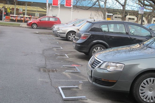Na parkirišču v  Šiški podjetje  Avto Lap  nadaljuje  postavljanje  ogrodij parkirnih  zapor. Kdaj pa  bodo namestili  še...