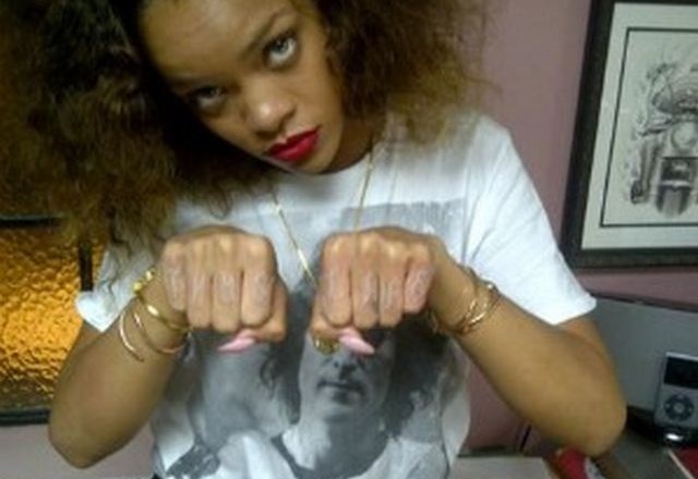 Rihanna ima novo tetovažo, ki jo je posvetila 2Pacu
