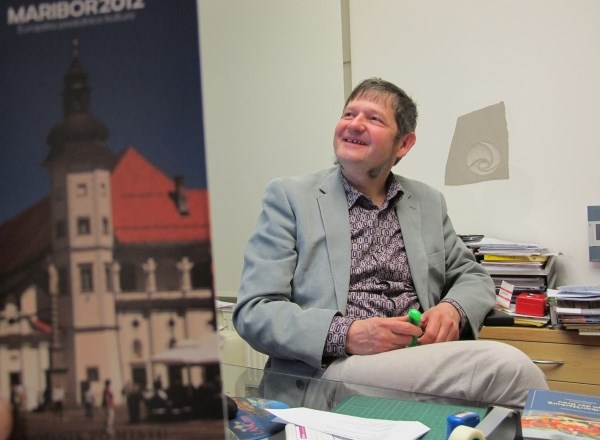 Novi žepni vodnik (levo) razkriva dvojnost evropske prestolnice kulture 2012. »V Mariboru smo lahko ponosni na marsikaj, so...