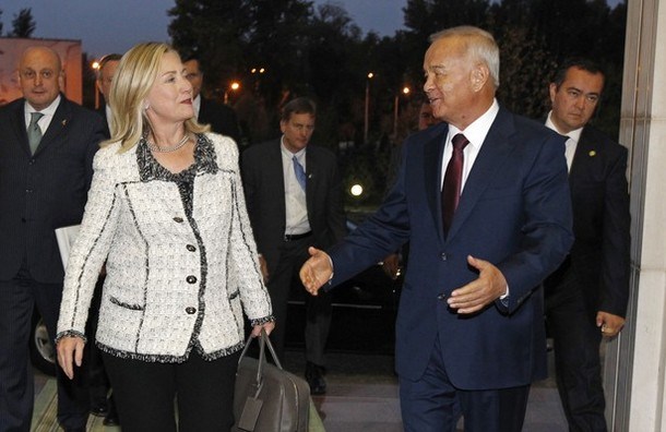 Desno Islam Karimov, na fotografiji s Hillary Clinton.