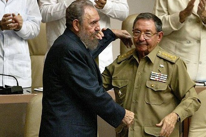 Fidel in Raul Castro.