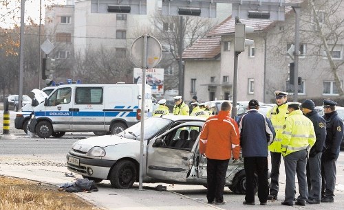 Na križišču Zaloške ceste in Kajuhove ulice so policisti včeraj  dolgo preiskovali okoliščine nesreče.