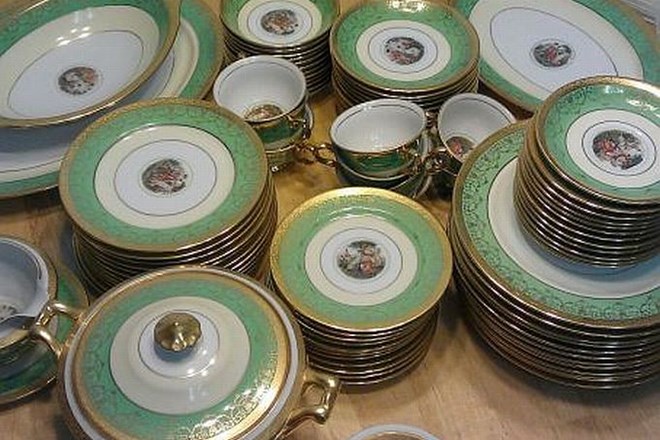 Starinski izdelki iz porcelana in keramike so prevlečeni z radioaktivno glazuro.